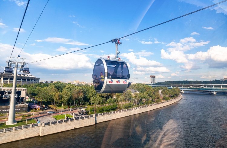 Transpack Tudástár: Városi kabinos kötélpálya – A városi kabinos kötélpálya olyan kötöttpályás közösségi közlekedési megoldás, amely a felszíni forgalomtól függetlenül, a beépített környezet felett biztosít kiszámítható menetidőt és folyamatos üzemet; előnye a minimális területfoglalás, az alacsony infrastruktúra-igény és az, hogy olyan városi térségekben is hatékony személyszállítást tesz lehetővé, ahol új utak vagy vasúti pályák kialakítása már nem megoldható.