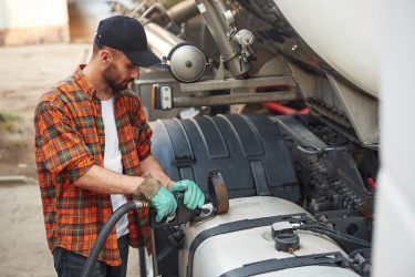 Dízelüzemanyag töltése egy magyarországi benzinkúton.