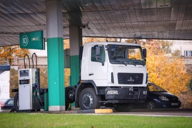 tehergépkocsi üzemanyag tankolás benzinkút