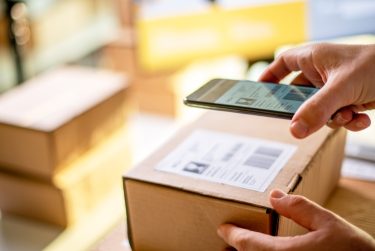 okostelefon kartondoboz csomagolás vonalkód