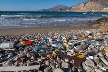 Műanyaghulladék az óceán partján