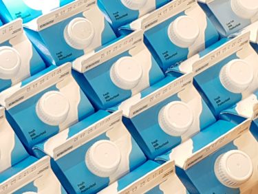 Transpack Tudástár: Italos karton újrahasznosíthatósága – Az italos kartoncsomagolások (pl. gable-top dobozok) papíralapúak, de műanyag- és esetenként alumíniumréteget is tartalmaznak. Újrahasznosíthatóságuk nemcsak az anyagösszetételtől, hanem a helyi válogatási technológiától, a tisztasági követelményektől és a feldolgozói kapacitástól is függ. Ha a válogatómű nem tudja megfelelő minőségben elkülöníteni, a karton a maradékáramba kerülhet, így a „recyclable” jelölés piaci és regionális feltételekhez kötött.