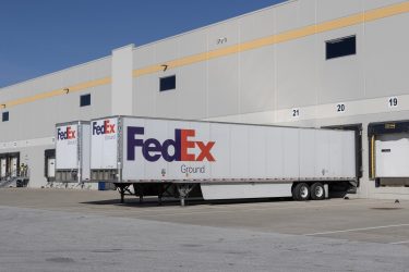 Egy FedEx pótkocsi kirakodás közben egy csomagelosztó központban.