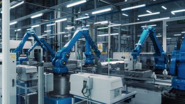 Robotizált gyártósor mesterséges intelligenciával támogatott ipari automatizálási környezetben.