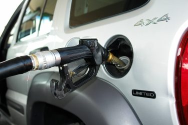 Üzemanyag-töltőpisztoly egy személyautó tankjában tankolás közben.