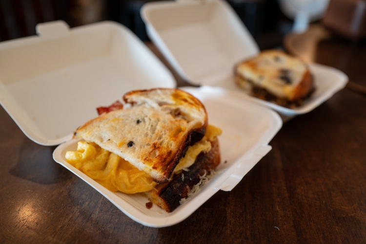 Műanyag elviteles tálca, benne melegszendvics.