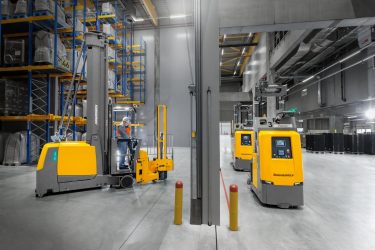 Mobil robot és raktári munkatárs automatizált anyagmozgatási környezetben.