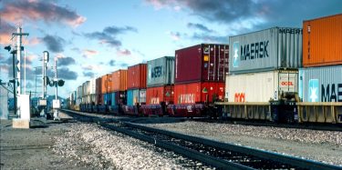 Transpack Tudástár: ISO 17712 plomba – Az ISO 17712 a mechanikus konténerplombák nemzetközi szabványa, amely a plombákat indikatív (I), biztonsági (S) és nagy biztonságú (H) kategóriába sorolja. Meghatározza a fizikai ellenállás vizsgálatát és előírja, hogy a roncsolásmentes nyitási kísérlet is maradandó nyomot hagyjon. Intermodális, határokon átnyúló forgalomban jellemzően a „H” szint az elvárt a rakomány sértetlenségének igazolására.