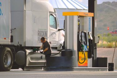 Tehergépkocsi üzemanyagtöltő állomáson, tankolás közben.