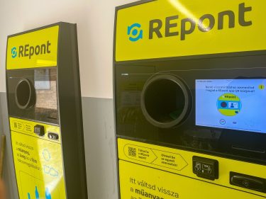 REpont visszaváltó automaták áruház belső terében, használatra készen.