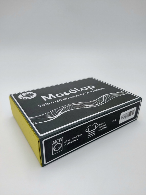 Minimalista grafikai megoldásokkal kialakított mosólapcsomagolás kartondobozban.