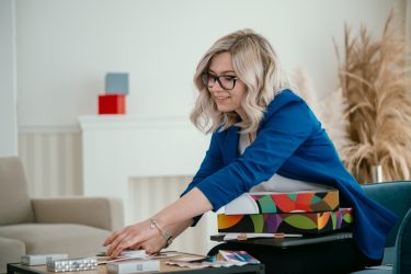 Kollár Sára a tervezőasztalnál.