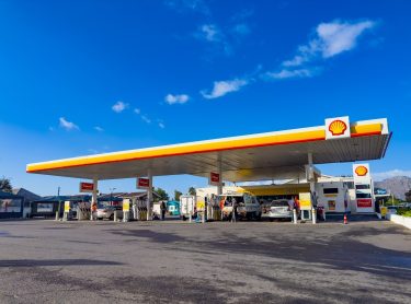 Teherautó egy benzinkútnál tankolás közben.