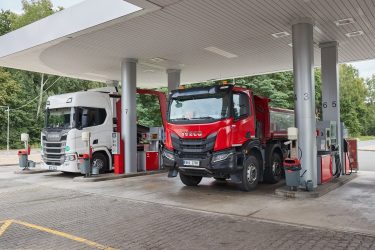 Benzinkút nappali fényben, ahol az üzemanyagár emelkedése a fuvarozási költségekre is hat.