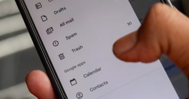 Mobiltelefonon megnyitott e-mail-kezelő felület törléshez kapcsolódó művelettel.