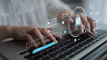 Laptopon használt mesterségesintelligencia-felület digitális elemekkel.