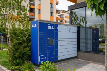 Kültéri csomagautomata, amelynél a vásárlók rugalmasan vehetik át a küldeményeket.