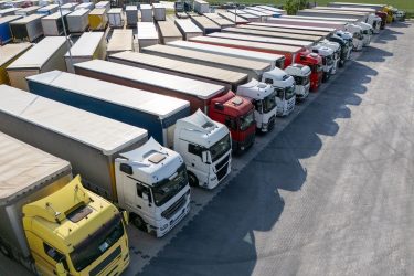 Logisztikai terminál kamionparkoló látképe