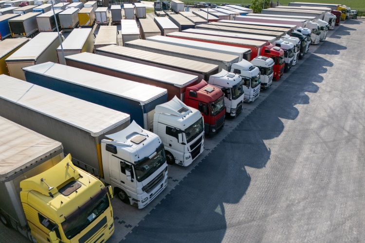 Logisztikai terminál kamionparkoló látképe