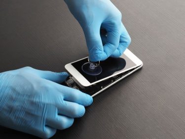 Szétszerelt mobiltelefon javítás közben