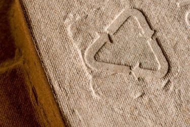 Újrahasznosítás jele kartonon