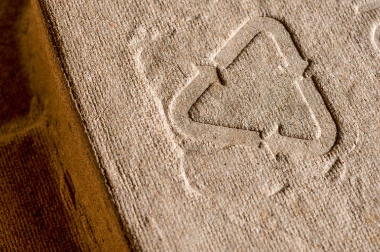 Újrahasznosítás jele kartonon