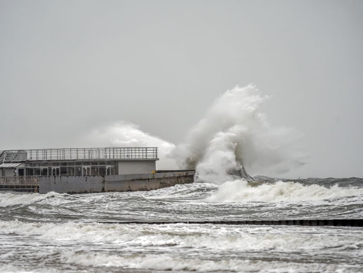 Viharos tengerparti hullámverés