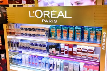 Kozmetikai termékek polcos kihelyezése üzlettérben, L’Oréal márkajelzéssel