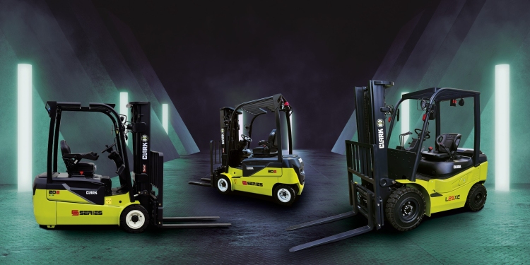 Három Clark targonca látható stúdiókörnyezetben, a Pagát Gold új hazai márkaképviseleti együttműködésének illusztrációjaként.