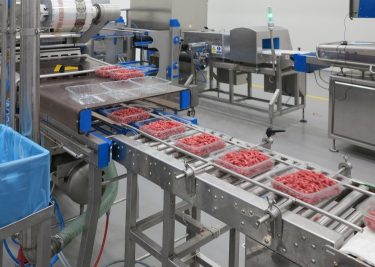 Darálthús csomagolása mélyhúzó csomagológépen ipari környezetben