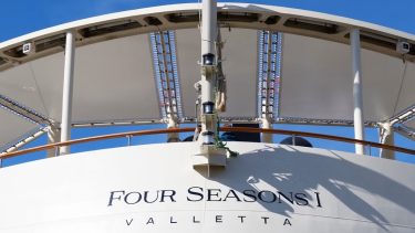 A Four Seasons I felső fedélzeti részlete látható, amely a Fincantieri új, digitális rendszerrel támogatott luxushajóját mutatja.