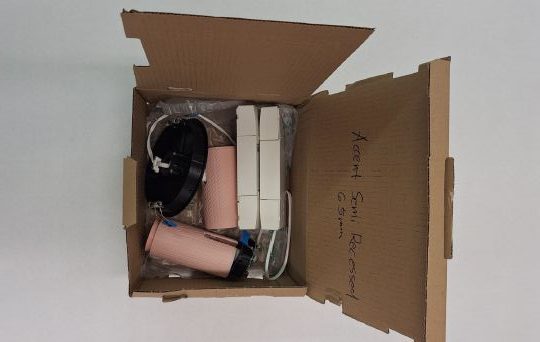 Felülnézetből látható a Gyermekcsúszda csomagolás, amely többféle méretű lámpatest és tartozék biztonságos rögzítésére készült.