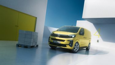 Sárga Opel Combo Electric oldalnézetben