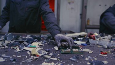 Elektronikai hulladék válogatása