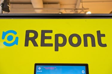 A visszaváltó automata kijelzője és a palackvisszaváltás folyamata egy üzletben.