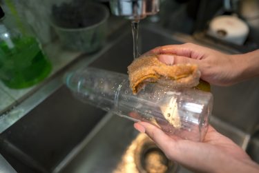 Oldódó palack a konyhában