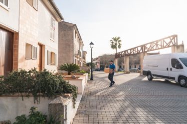 Futár csomagot visz házhoz