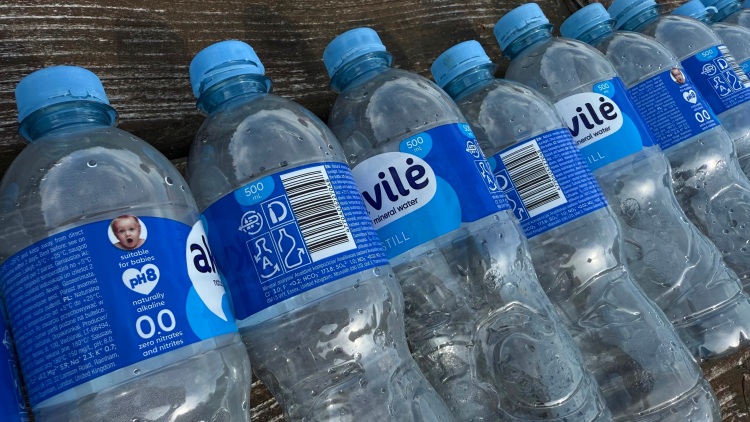 Műanyag palackok címkékkel újrahasznosítás előtt.