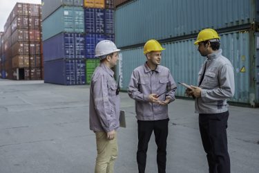 Logisztikai szakemberek egyeztetése konténerterminálon