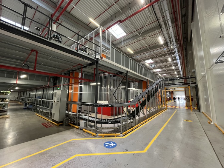 Az SR-LOGISTIC automatizált szállítópálya-rendszere egy modern logisztikai központban.