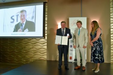 Fábián Endre átveszi a CSAOSZ „A szakmáért” életműdíját.