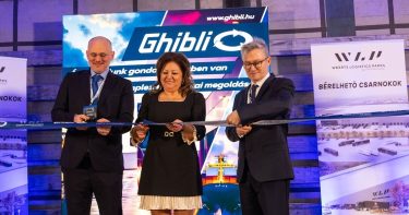 Hadnagy Ernő, a WLP ügyvezető igazgatója; Szabóné Karsai Mária, Ebes polgármestere; Szabó Zoltán, a Ghibli Cégcsoport ügyvezető igazgatója