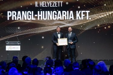 színpadon a két díjazott PRANGL vezető a gálán