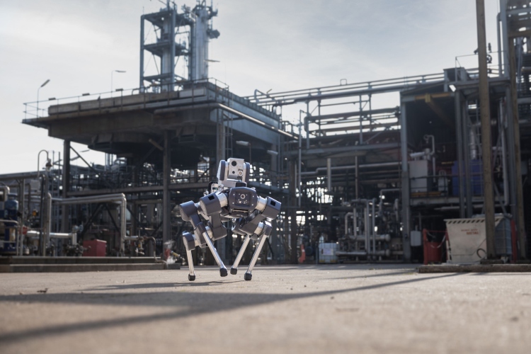 Az ANYmal robotkutya önálló állapotfelügyeleti feladatokat végez egy ipari létesítményben.