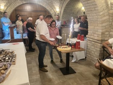 A 20 éves évforduló alkalmából készült tortát szolgálják fel a vendégeknek.
