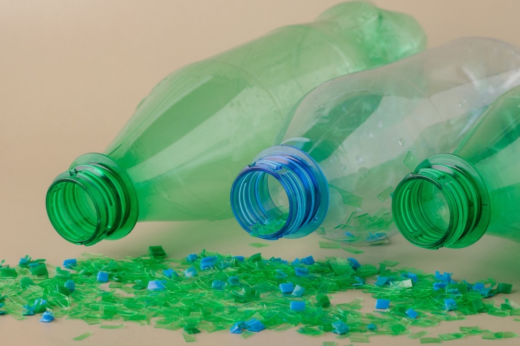 PET-palackok várnak új HDPE kupakra.