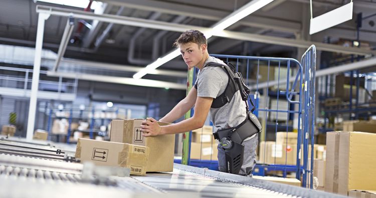 Raktári exoszkeleton munka közben