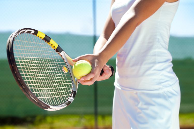 Teniszező nő a wimbledoni bajnokságon.