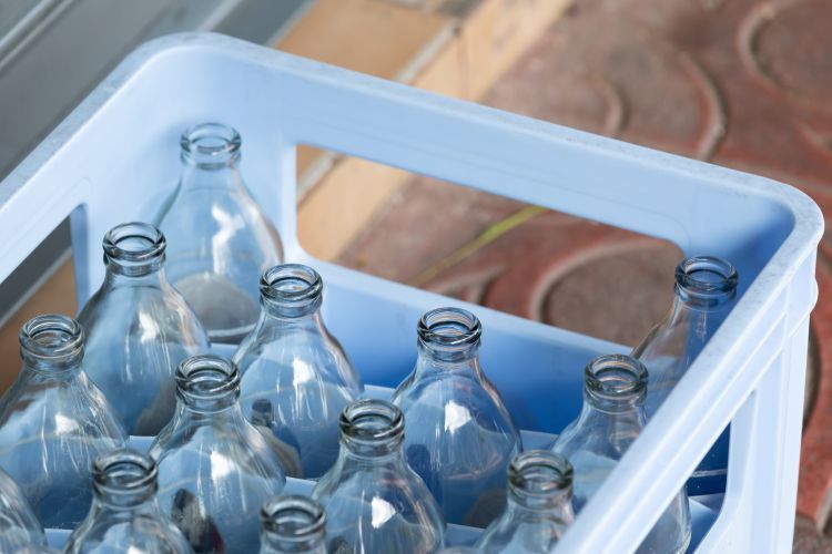 Üres üvegpalackok rekeszben.