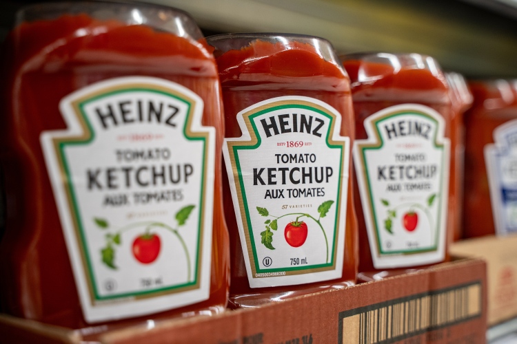 Heinz kechapok csomagolásai a polcon egymás mellett